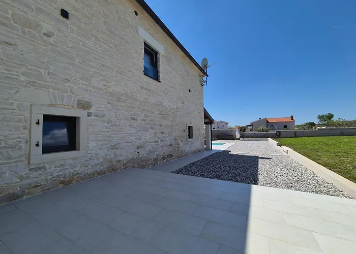 Stone Tonka Villa Pula